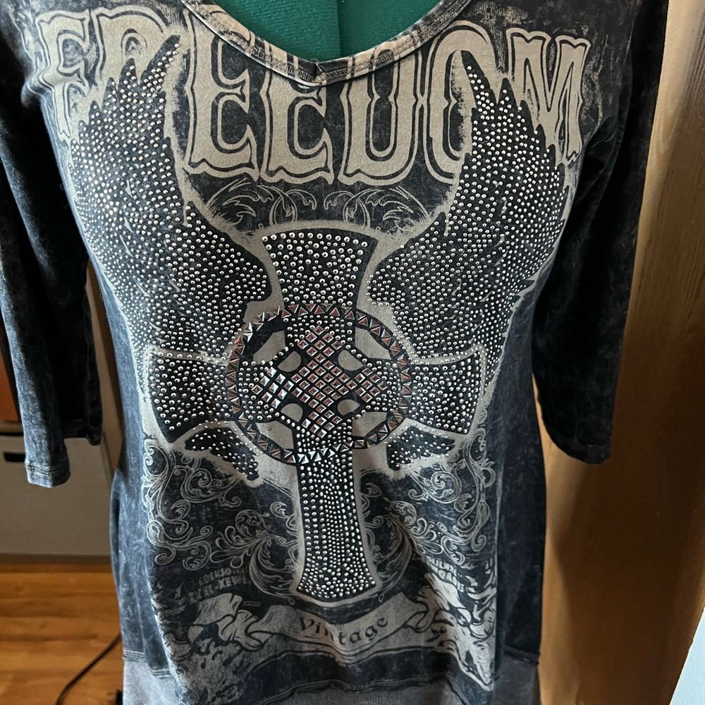 Liberty Wear Gray shark bite embellished tunic, Large